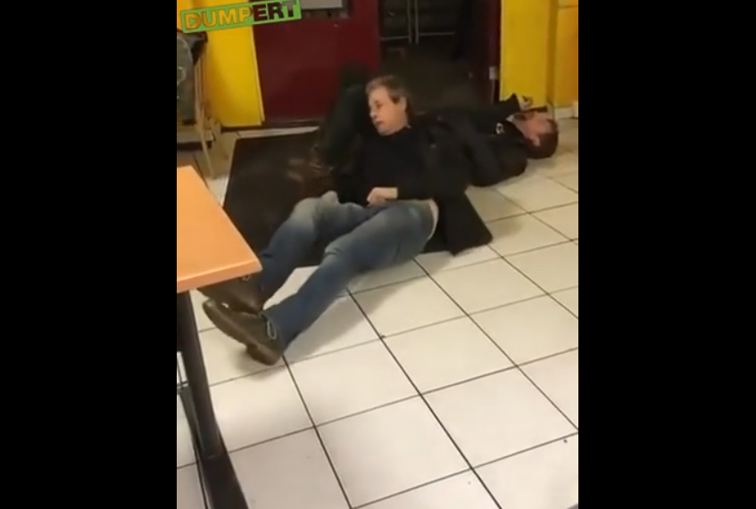 VIDEO. Doi bețivi și-au luat bătaie într-un fast food pentru că făceau scandal!