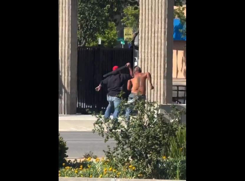 VIDEO. De ce nu e bine să te pui cu cineva care are o bâtă în mână?