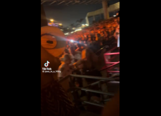 VIDEO. Polițista a făcut-o KO pe o femeie agresivă cu o singură lovitură! VIDEO. Polițista a făcut-o KO pe o femeie agresivă cu o singură lovitură!