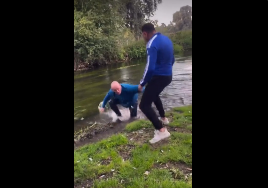 VIDEO. Unii nu se lasă bătuți nici măcar când sunt trântiți în lac!