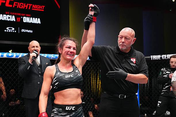 Vezi toate fazele de la gala UFC: Steve Garcia vs David Onama! Alice Ardelean a câștigat! Daniel Frunză a pierdut! (VIDEO)