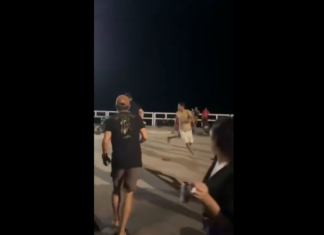 VIDEO. Un bărbat fugărește cu maceta o femeie și ce se întâmplă imediat după este uimitor! VIDEO. Un bărbat fugărește cu maceta o femeie și ce se întâmplă imediat după este uimitor!