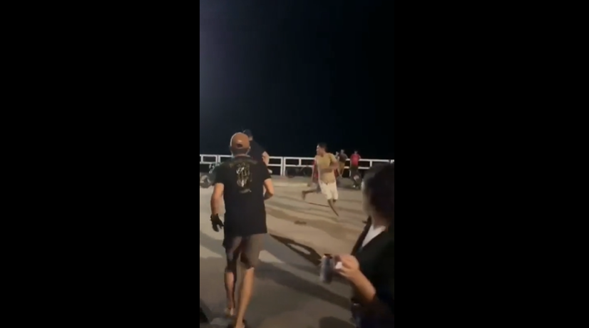 VIDEO. Un bărbat fugărește cu maceta o femeie și ce se întâmplă imediat după este uimitor!