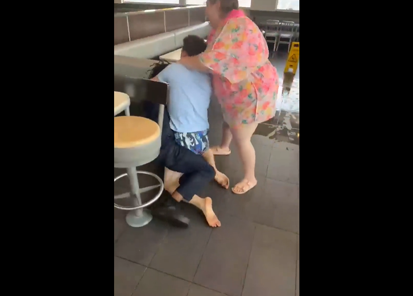 VIDEO. S-a luat la bătaie cu un angajat de la McDonald's pentru că nu a primit un loc de muncă!