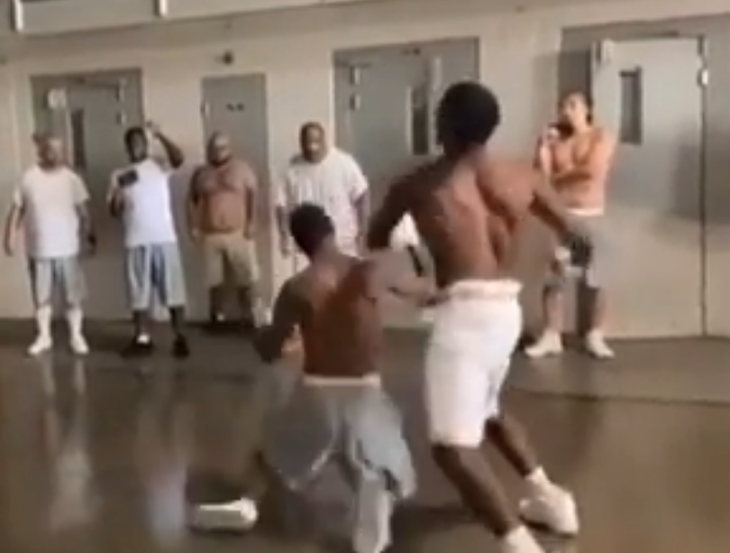 VIDEO. Cum arată un meci de box fără mănuși în pușcărie?