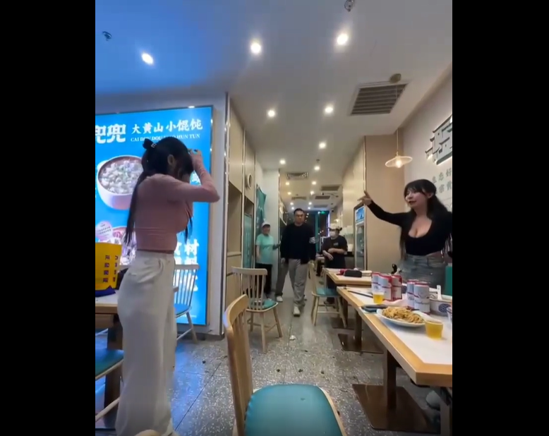 VIDEO. Bătaie gravă între două femei din Asia!