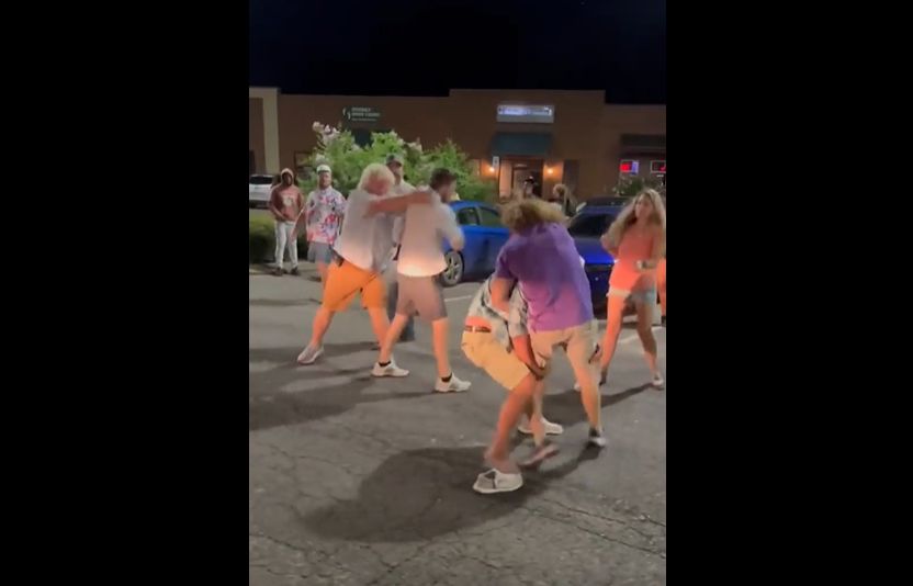 VIDEO. Bătăile de grup n-au niciun sens câteodată!