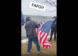 VIDEO. S-a legat de o mulțime întreagă și a reușit să se apere! VIDEO. S-a legat de o mulțime întreagă și a reușit să se apere!