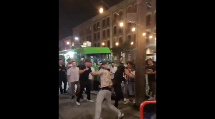 VIDEO. L-a trimis la culcare în plină stradă, de față cu zeci de oameni! VIDEO. L-a trimis la culcare în plină stradă, de față cu zeci de oameni!