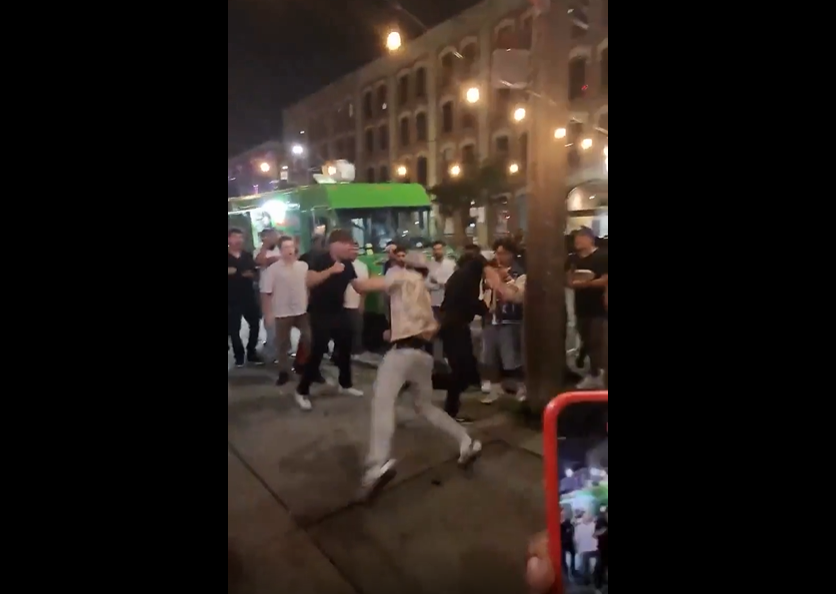 VIDEO. L-a trimis la culcare în plină stradă, de față cu zeci de oameni!