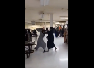 VIDEO. Cum arată o luptă între femei îmbrăcate în hijab! VIDEO. Cum arată o luptă între femei îmbrăcate în hijab!