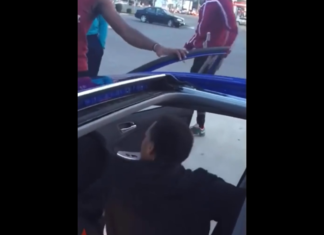 VIDEO. A fost prins în timp ce încerca să-i trimită mesaje prietenei unui alt bărbat! VIDEO. A fost prins în timp ce încerca să-i trimită mesaje prietenei unui alt bărbat!