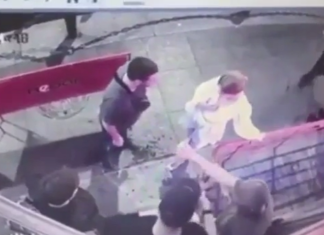 VIDEO. O femeie îl face knockout pe un bărbat care o urmărea! VIDEO. O femeie îl face knockout pe un bărbat care o urmărea!