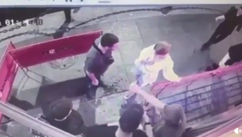 VIDEO. O femeie îl face knockout pe un bărbat care o urmărea!