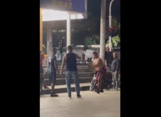 VIDEO. S-a dezbrăcat pentru luptă și a fost făcut knockout în 10 secunde! VIDEO. S-a dezbrăcat pentru luptă și a fost făcut knockout în 10 secunde!