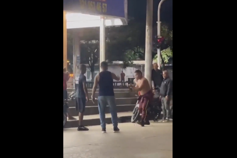 VIDEO. S-a dezbrăcat pentru luptă și a fost făcut knockout în 10 secunde!