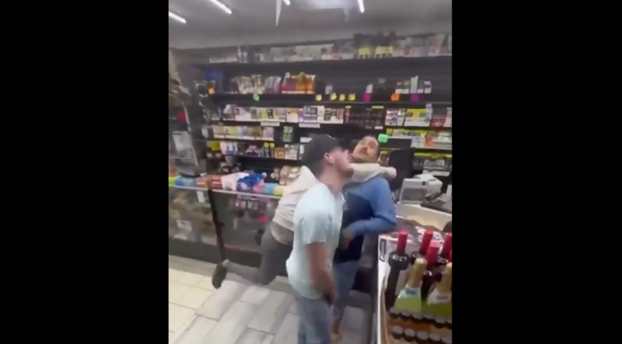 VIDEO. Când vrei să dai un pumn prin surprindere, asigură-te că îl dai bine… VIDEO. Când vrei să dai un pumn prin surprindere, asigură-te că îl dai bine...