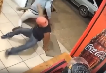 VIDEO. I-a bătut până au dispărut din restaurantul lui! VIDEO. I-a bătut până au dispărut din restaurantul lui!