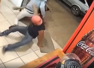 VIDEO. I-a bătut până au dispărut din restaurantul lui! VIDEO. I-a bătut până au dispărut din restaurantul lui!