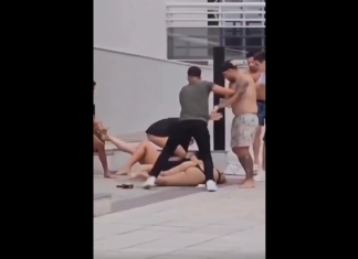 VIDEO. O bătaie între două fete la piscină a degenerat foarte rapid! VIDEO. O bătaie între două fete la piscină a degenerat foarte rapid!