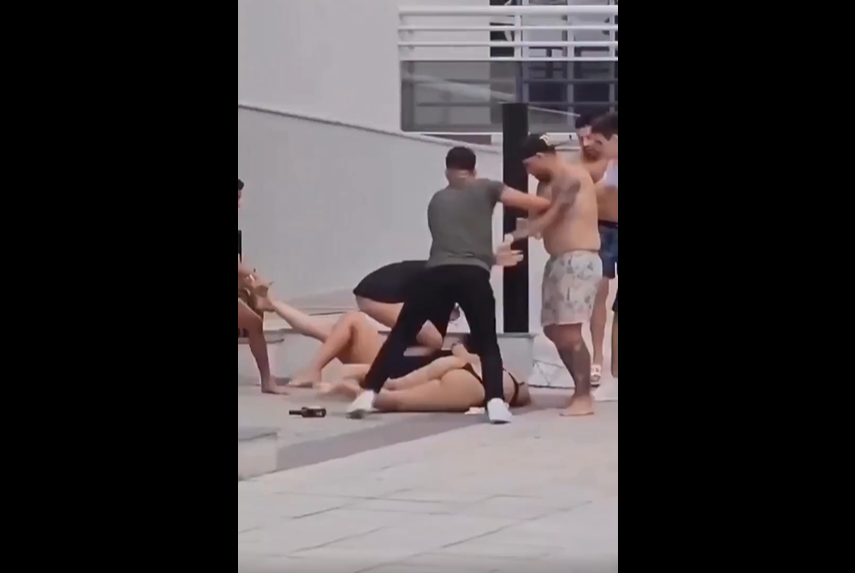 VIDEO. O bătaie între două fete la piscină a degenerat foarte rapid!
