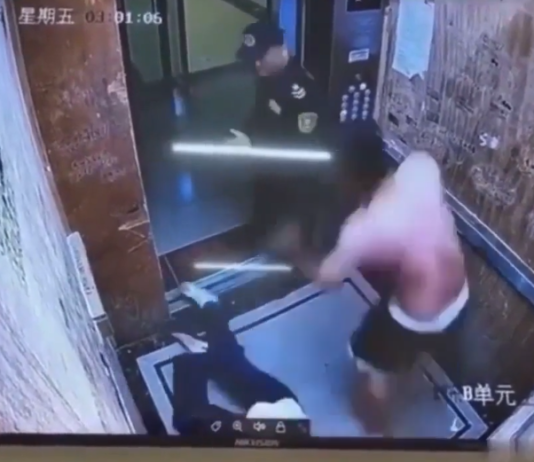 VIDEO. Abuza o femeie în lift, dar a apărut un paznic și l-a distrus! VIDEO. Abuza o femeie în lift, dar a apărut un paznic și l-a distrus!