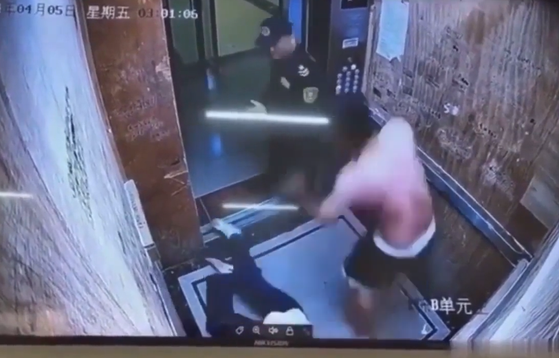 VIDEO. Abuza o femeie în lift, dar a apărut un paznic și l-a distrus!