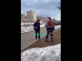 VIDEO. Rus bătrân vs punkist tânăr. Cine câștigă? VIDEO. Rus bătrân vs punkist tânăr. Cine câștigă?