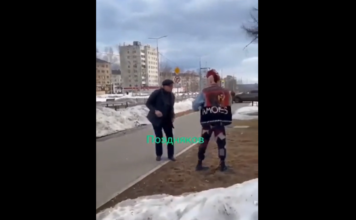 VIDEO. Rus bătrân vs punkist tânăr. Cine câștigă? VIDEO. Rus bătrân vs punkist tânăr. Cine câștigă?