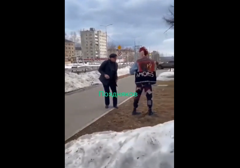 VIDEO. Rus bătrân vs punkist tânăr. Cine câștigă?