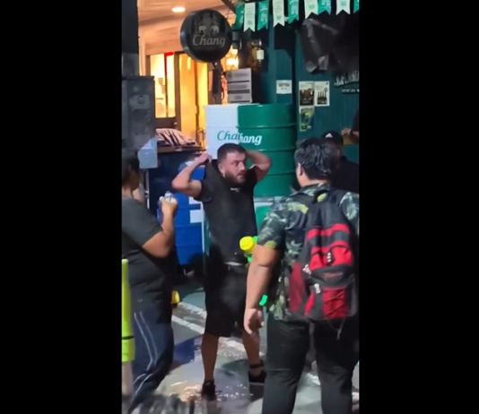 VIDEO. O bătaie bine meritată pentru un scandalagiu! VIDEO. O bătaie bine meritată pentru un scandalagiu!