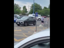 VIDEO. A început să spargă geamurile mașinii, iar șoferul l-a luat pe capotă! VIDEO. A început să spargă geamurile mașinii, iar șoferul l-a luat pe capotă!