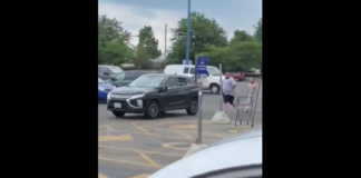 VIDEO. A început să spargă geamurile mașinii, iar șoferul l-a luat pe capotă! VIDEO. A început să spargă geamurile mașinii, iar șoferul l-a luat pe capotă!