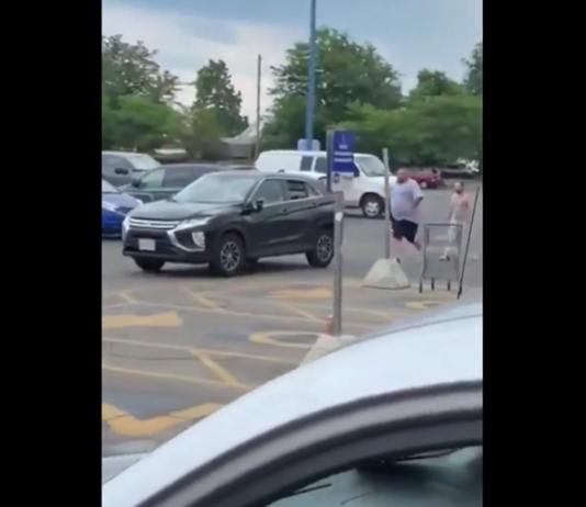 VIDEO. A început să spargă geamurile mașinii, iar șoferul l-a luat pe capotă! VIDEO. A început să spargă geamurile mașinii, iar șoferul l-a luat pe capotă!