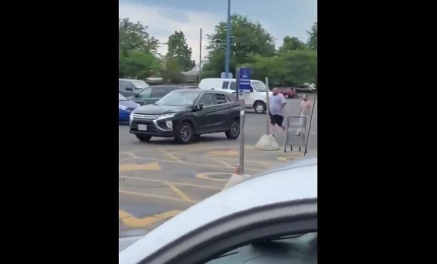 VIDEO. A început să spargă geamurile mașinii, iar șoferul l-a luat pe capotă!