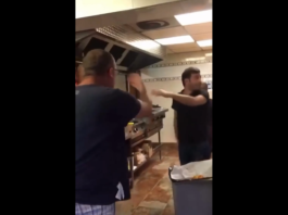 VIDEO. Un bețiv intră într-o shaormerie să caute scandal… VIDEO. Un bețiv intră într-o shaormerie să caute scandal...