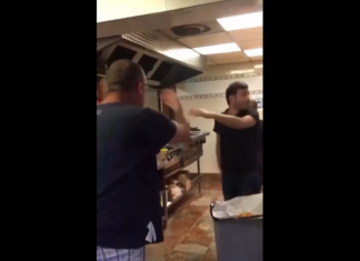 VIDEO. Un bețiv intră într-o shaormerie să caute scandal… VIDEO. Un bețiv intră într-o shaormerie să caute scandal...