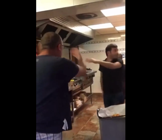 VIDEO. Un bețiv intră într-o shaormerie să caute scandal… VIDEO. Un bețiv intră într-o shaormerie să caute scandal...
