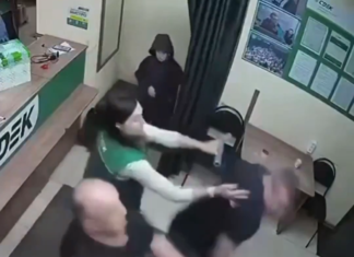 VIDEO. S-a legat de un bătrân care era un fost boxer. Ce crezi că s-a întâmplat? VIDEO. S-a legat de un bătrân care era un fost boxer. Ce crezi că s-a întâmplat?
