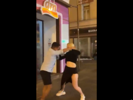 VIDEO. A atins o femeie pe stradă și aceasta a ripostat imediat! VIDEO. A atins o femeie pe stradă și aceasta a ripostat imediat!
