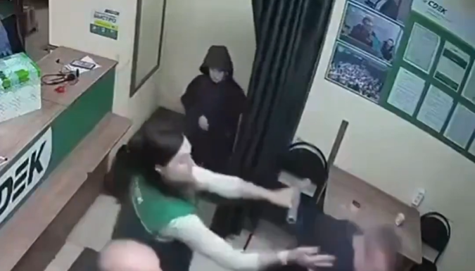 VIDEO. S-a legat de un bătrân care era un fost boxer. Ce crezi că s-a întâmplat? VIDEO. S-a legat de un bătrân care era un fost boxer. Ce crezi că s-a întâmplat?