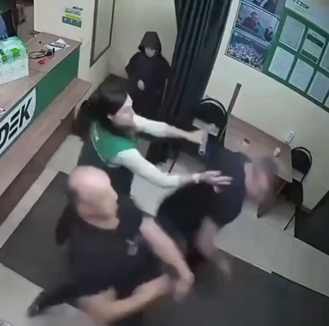 VIDEO. S-a legat de un bătrân care era un fost boxer. Ce crezi că s-a întâmplat?