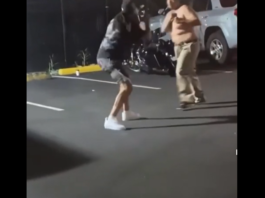 VIDEO. I-a dat un șut în cap și l-a lăsat lat! VIDEO. I-a dat un șut în cap și l-a lăsat lat!