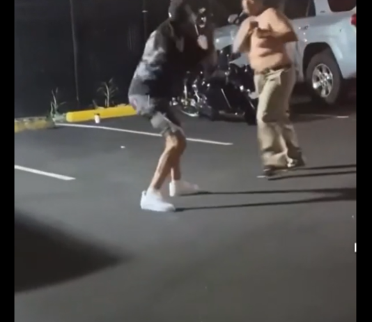 VIDEO. I-a dat un șut în cap și l-a lăsat lat! VIDEO. I-a dat un șut în cap și l-a lăsat lat!