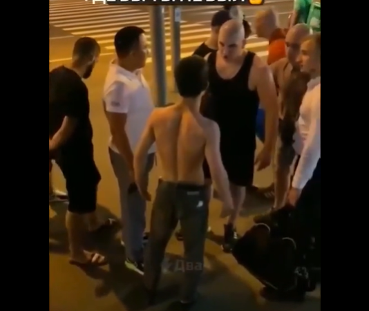 VIDEO. Niște naziști ruși au fost puși la punct de niște imigranți! VIDEO. Niște naziști ruși au fost puși la punct de niște imigranți!