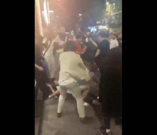 VIDEO. Bătaie generală într-o stație de autobuz din Londra! VIDEO. Bătaie generală într-o stație de autobuz din Londra!