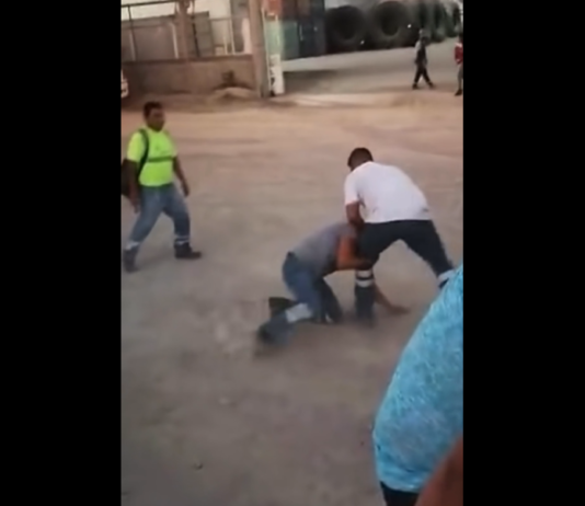 VIDEO. Și-a bătut colegul de șantier și l-a lăsat lat în nisip! VIDEO. Și-a bătut colegul de șantier și l-a lăsat lat în nisip!