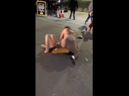 VIDEO. Poliția a intervenit să despartă o bătaie între fete într-un mod brutal! VIDEO. Poliția a intervenit să despartă o bătaie între fete într-un mod brutal!