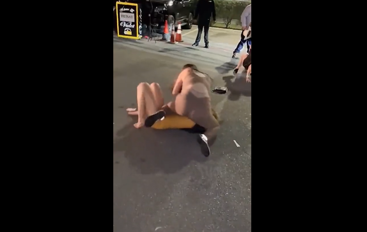 VIDEO. Poliția a intervenit să despartă o bătaie între fete într-un mod brutal!