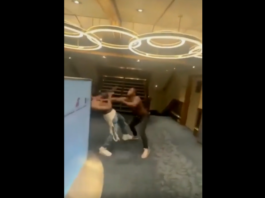 VIDEO. Bătaie pe un vas de croazieră! L-a lăsat lat în lobby! VIDEO. Bătaie pe un vas de croazieră! L-a lăsat lat în lobby!